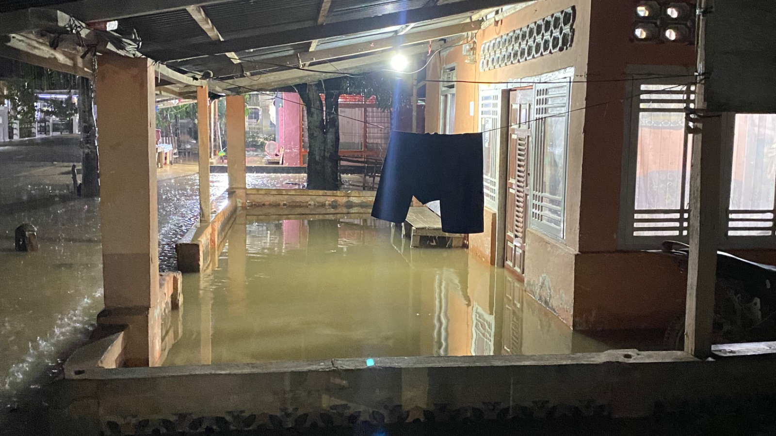 Dihantam Hujan Deras Tengah Malam, Puluhan Rumah di Kampung Ampalu Surantih Direndam Banjir