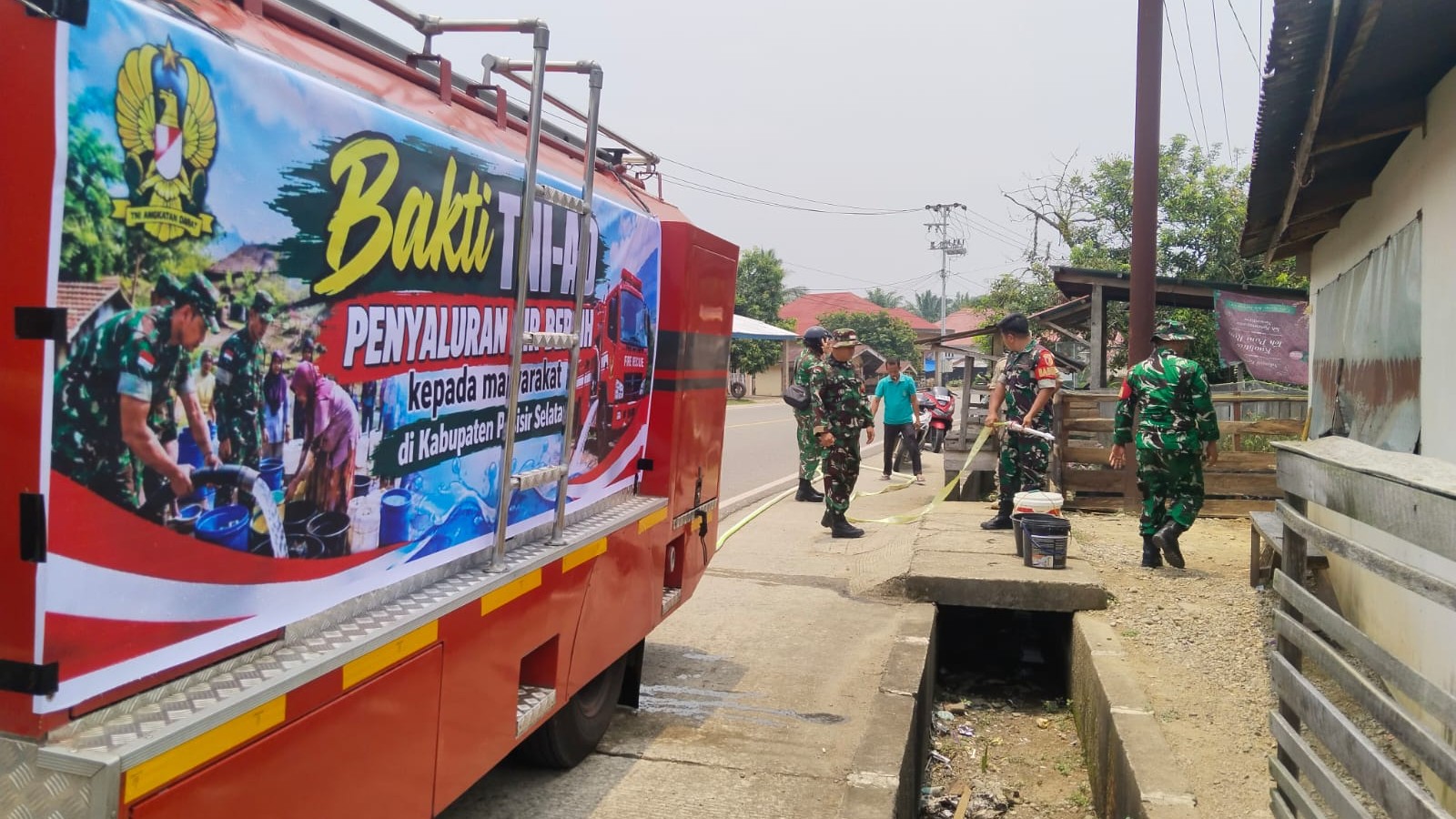 Kodim 0311 Pessel Salurkan Air Bersih kepada Masyarakat melalui Bakti TNI