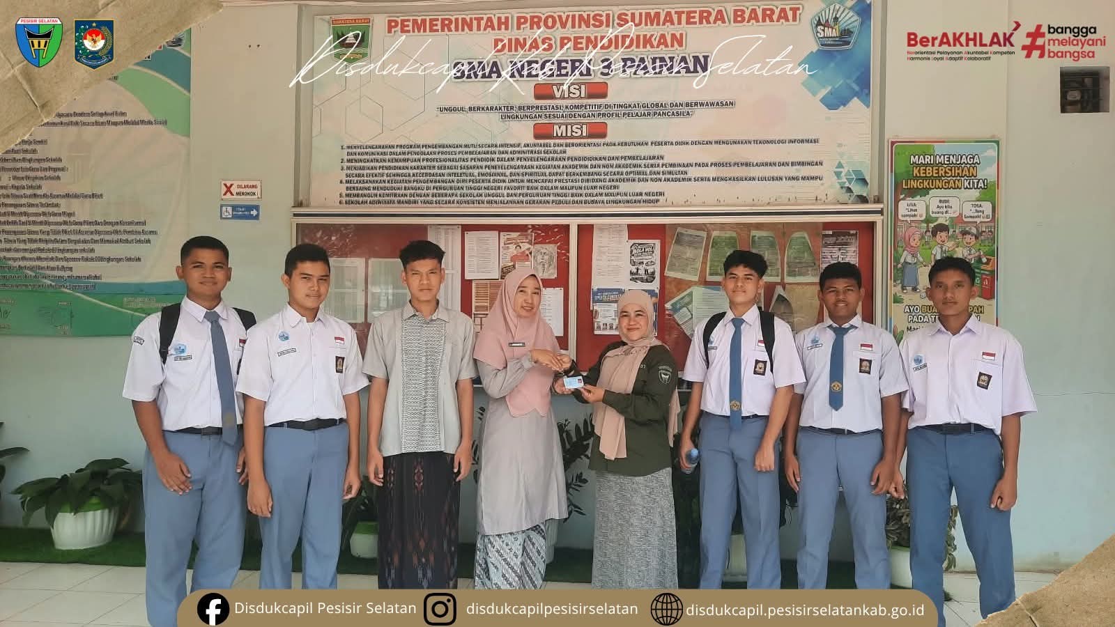 Disdukcapil Pessel Serahkan KTP-el kepada Pelajar SMAN 3 Painan