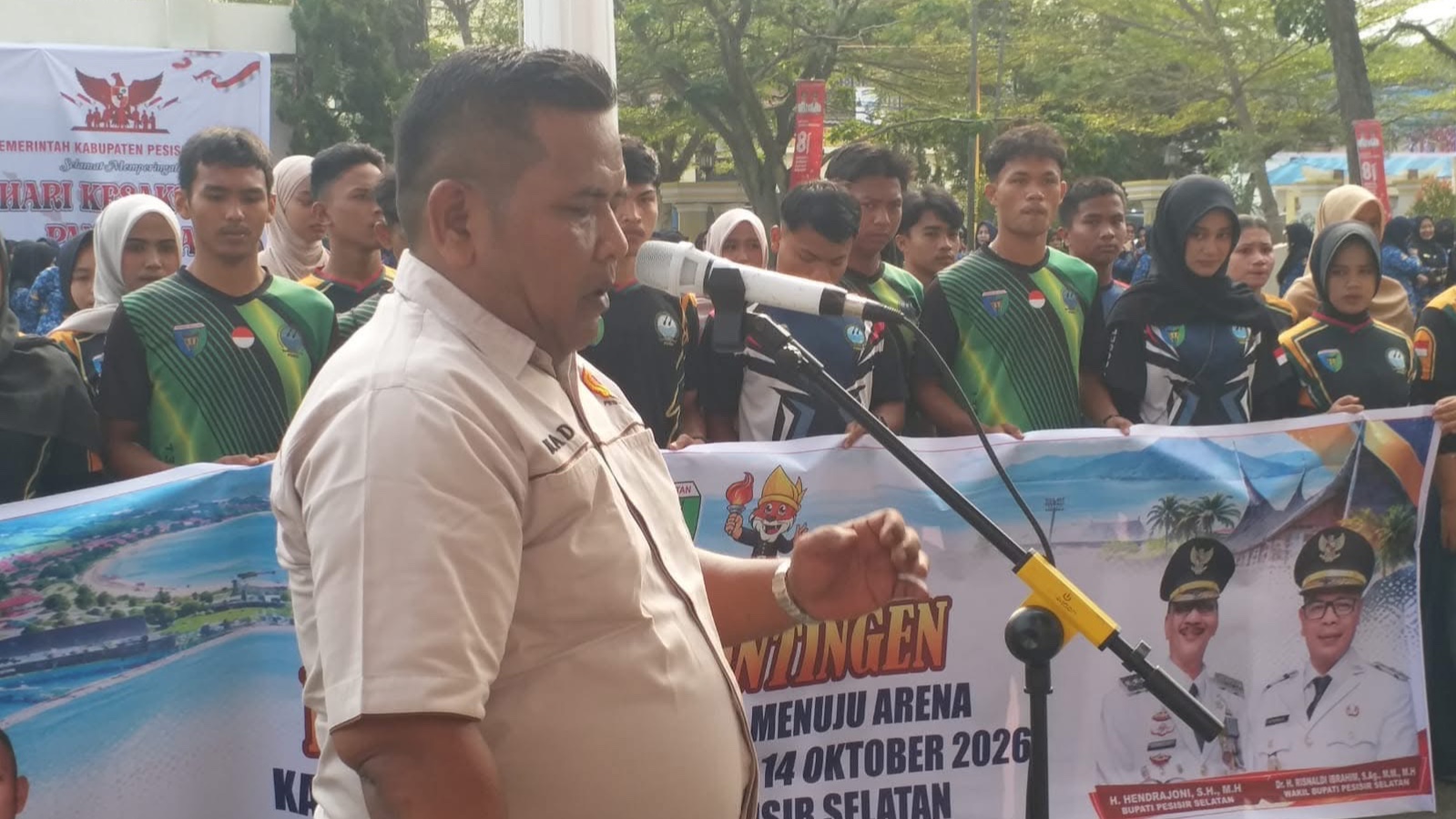WABUP PESSEL RISNALDI LEPAS ATLET PORPROV, USAI APEL HARI KESAKTIAN PANCASILA