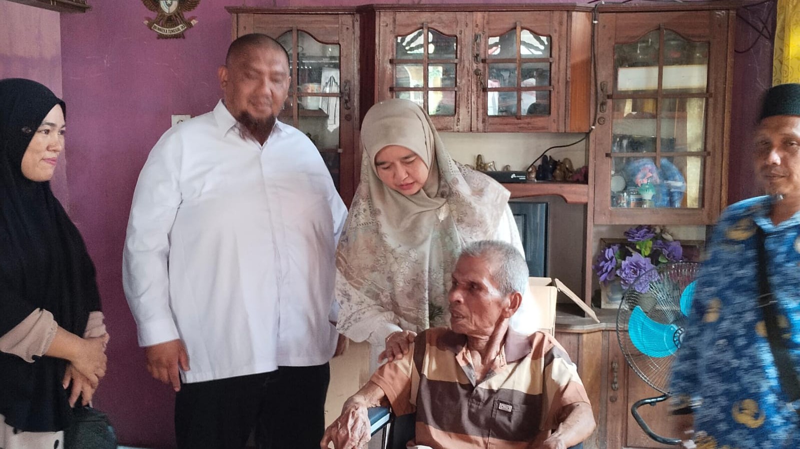 Ringankan Beban Warga, Ketua GOW Pessel Serahkan Bantuan Kursi Roda di Ranah Pesisir