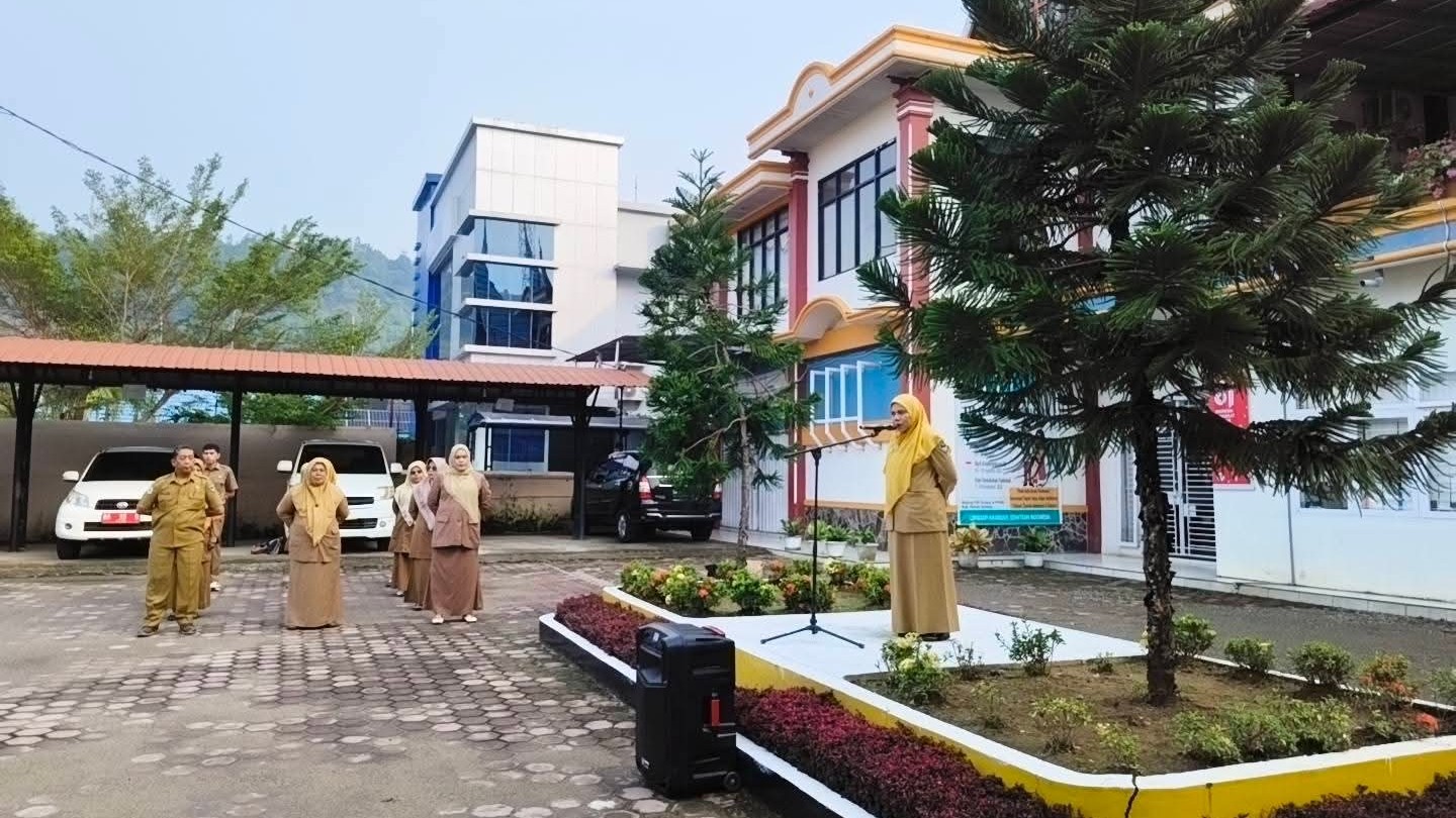 Kadinkes PPKB Pesisir Selatan Sampaikan Sejumlah Arahan kepada Pegawai Saat Apel Pagi
