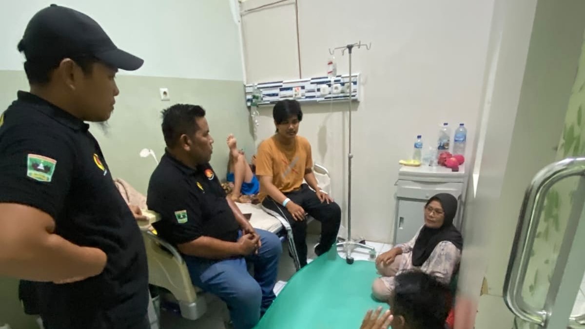 Ketua KONI Pessel Besuk Dua Atlet Cedera di Padang, Pastikan Penanganan Medis Berjalan Maksimal