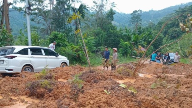 Banjir dan Longsor Ganggu Akses Jalan di Pesisir Selatan, Pemkab Percepat Koordinasi Penanganan