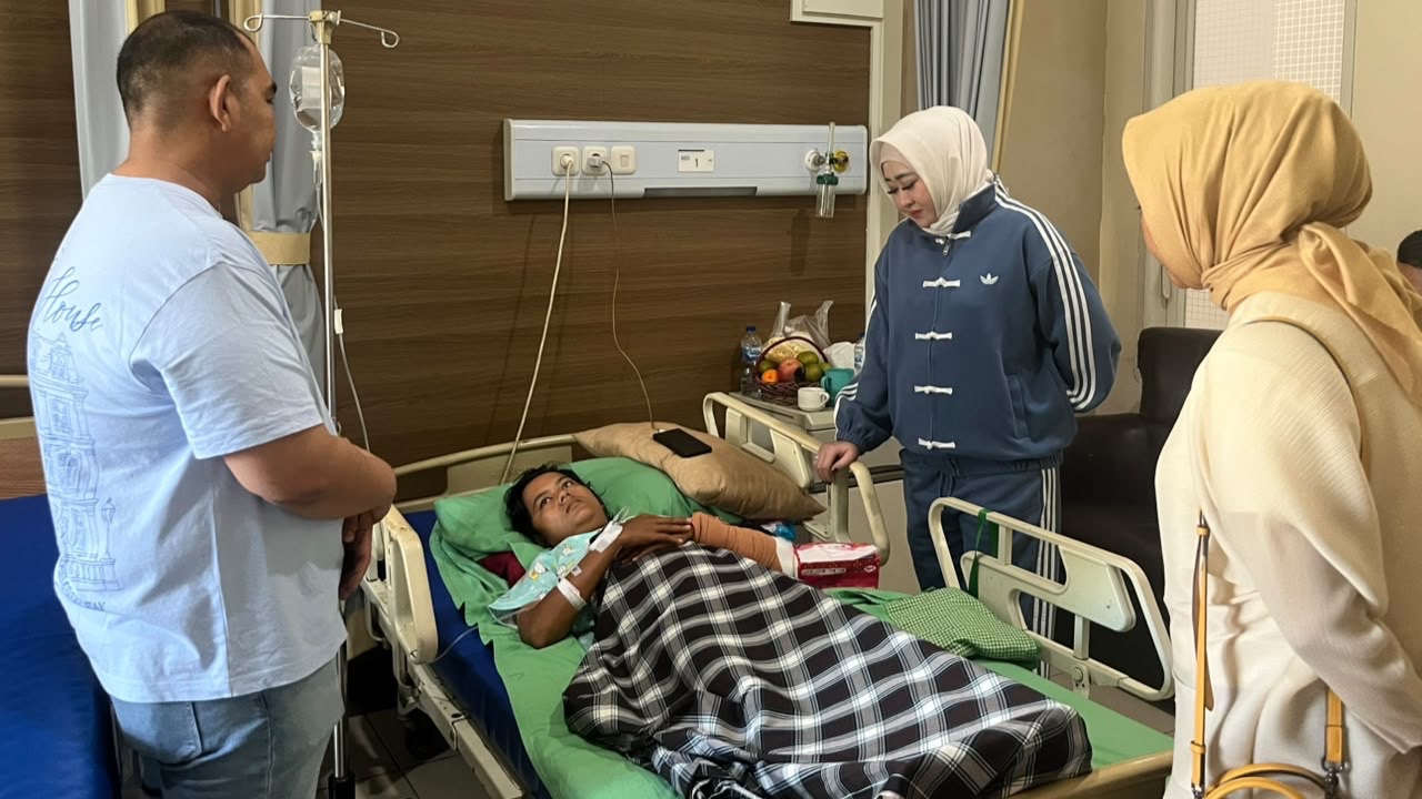 Anggota DPR RI Lisda Hendrajoni Jenguk Atlet Paralayang Pesisir Selatan Alami Crash Landing di Porprov XVI