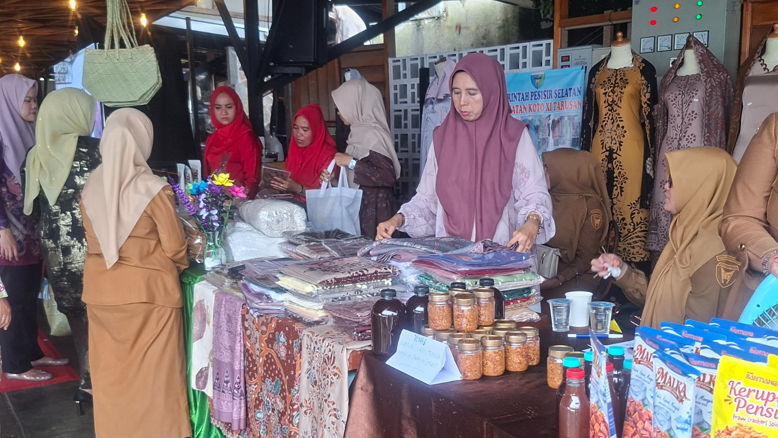 Lisda Hendrajoni Apresiasi Produk Lokal Pessel Tampil di ISKADA se-Sumbar, Peluang UMKM Naik Kelas