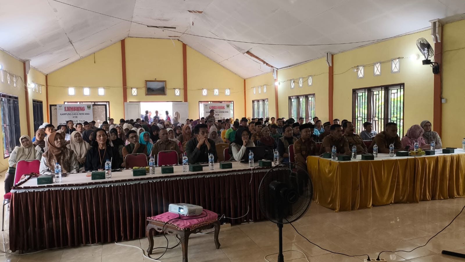 Lisda Hendrajoni dan BNPB Serahkan Bantuan Stimulan di Bayang Utara