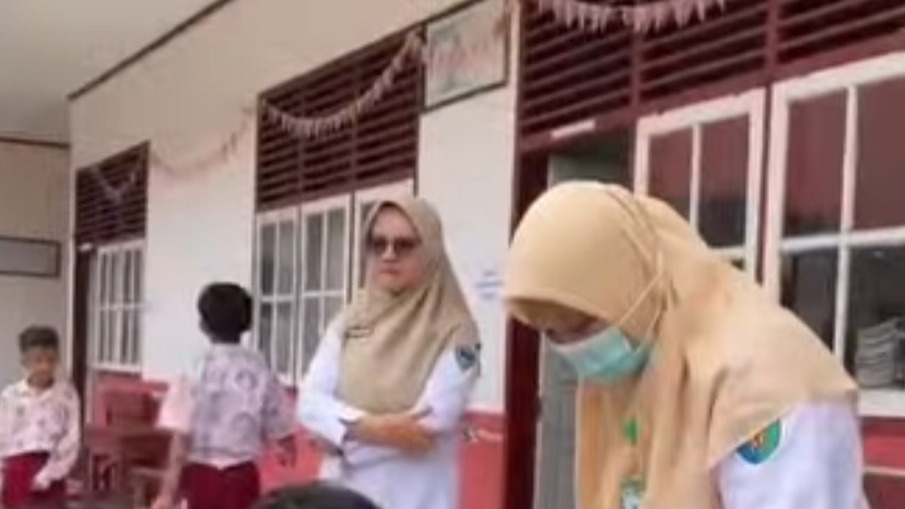 Cegah Gigi Berlubang Sejak Dini, Tim UKGS Puskesmas Balai Selasa Gelar Aplikasi Fluor di SDN 05 Koto VIII