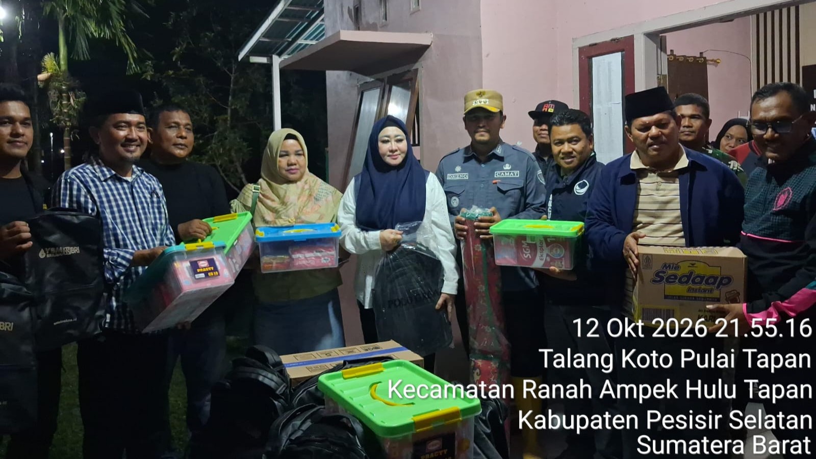 Lisda Hendrajoni Salurkan Bantuan untuk Korban Banjir Tapan, Sembilan Nagari Terdampak