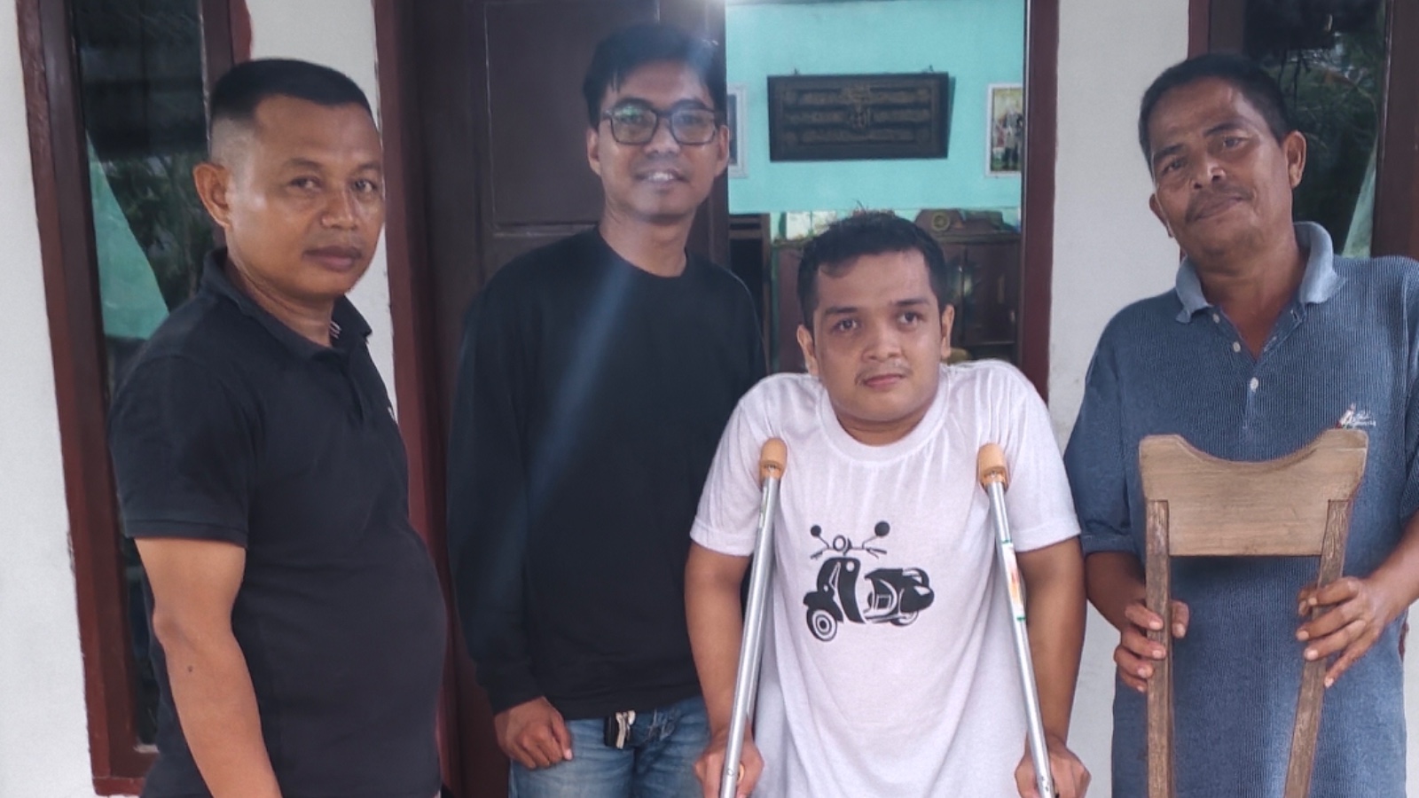 Taufik Sempat Patah Gigi Akibat Pakai Tongkat Kayu Rakitan, Kini Terima Bantuan Tongkat Baru dari Lisda Hendrajoni