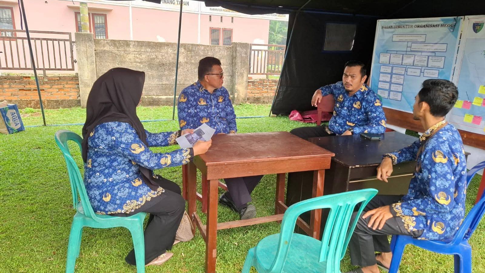 Asisten I Setda Pesisir Selatan Tinjau Posko HEOC di Nagari Sungai Pinang Tapan