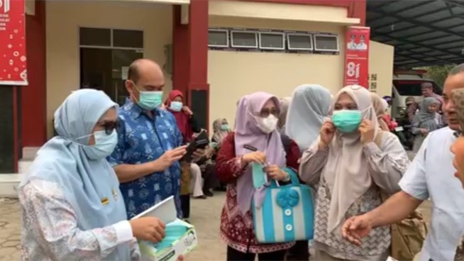 Cegah ISPA akibat Kabut Asap, Dinkes Pessel Bagikan Masker kepada Pegawai