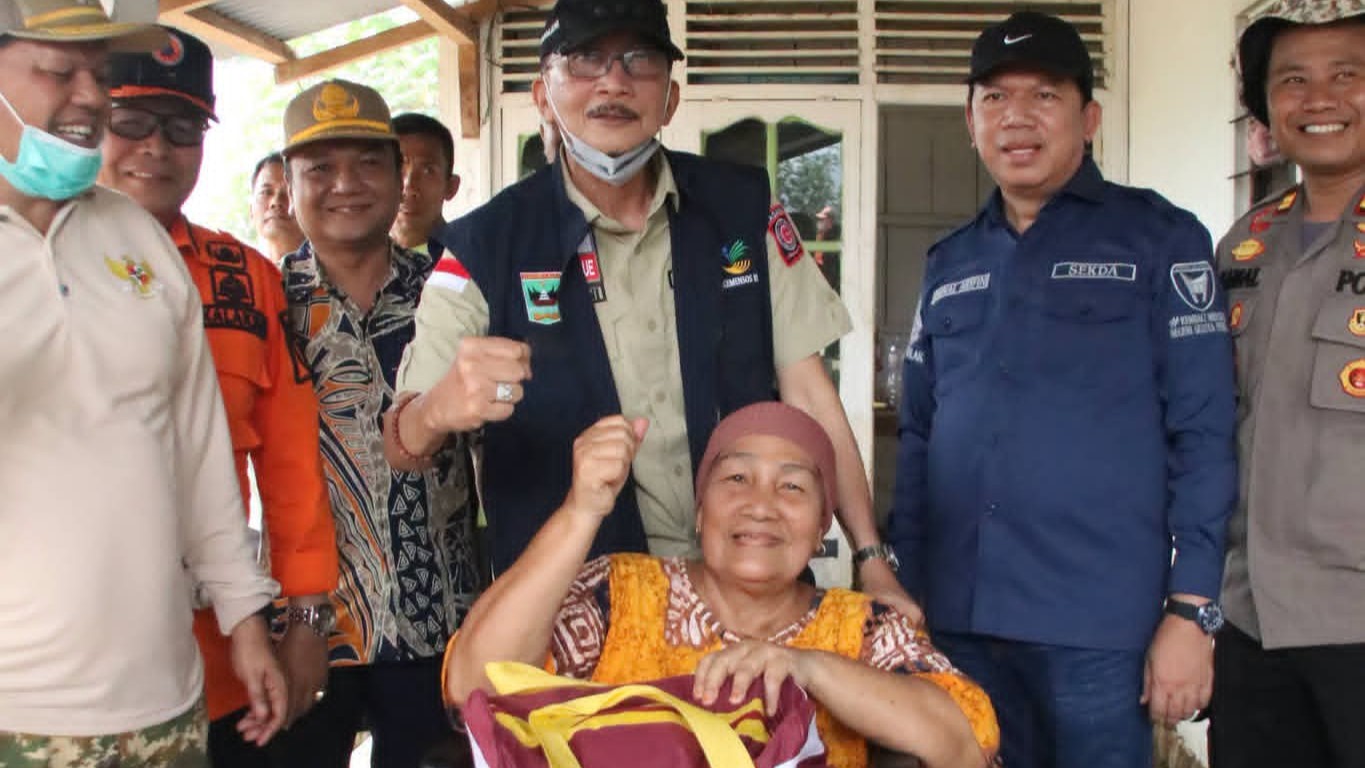 Hendrajoni Serahkan Bantuan untuk Korban Banjir di Tapan, Pemkab Pessel Pastikan Pelayanan Dasar Tetap Terpenuhi