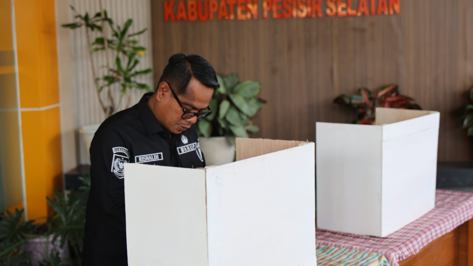 Salurkan Hak Pilih di TPS 01 Painan Timur, Ini Harapan Wabup Risnaldi