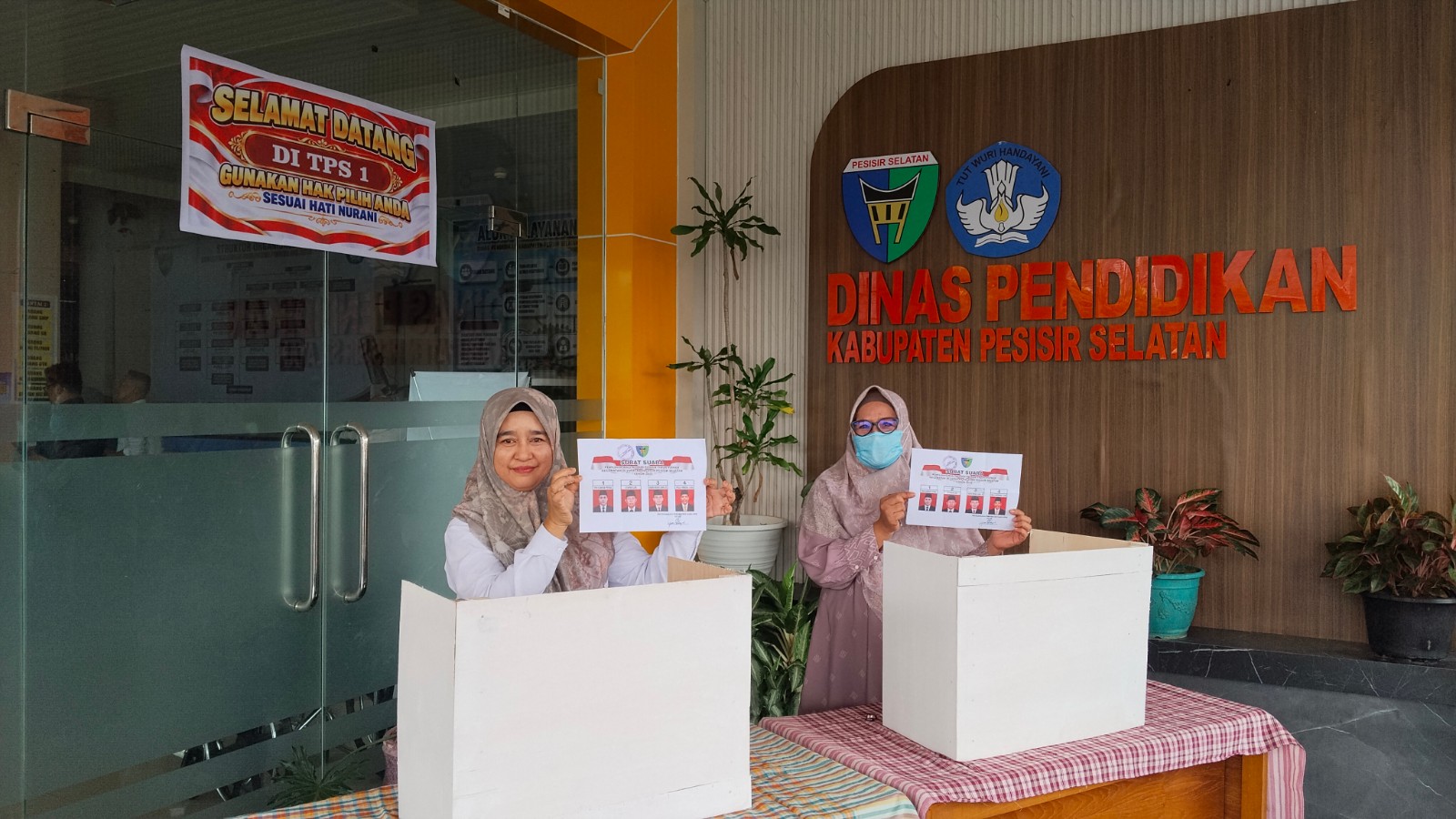 Ketua GOW Pessel Oktarina Risnaldi Gunakan Hak Pilih di TPS 01 Painan Timur