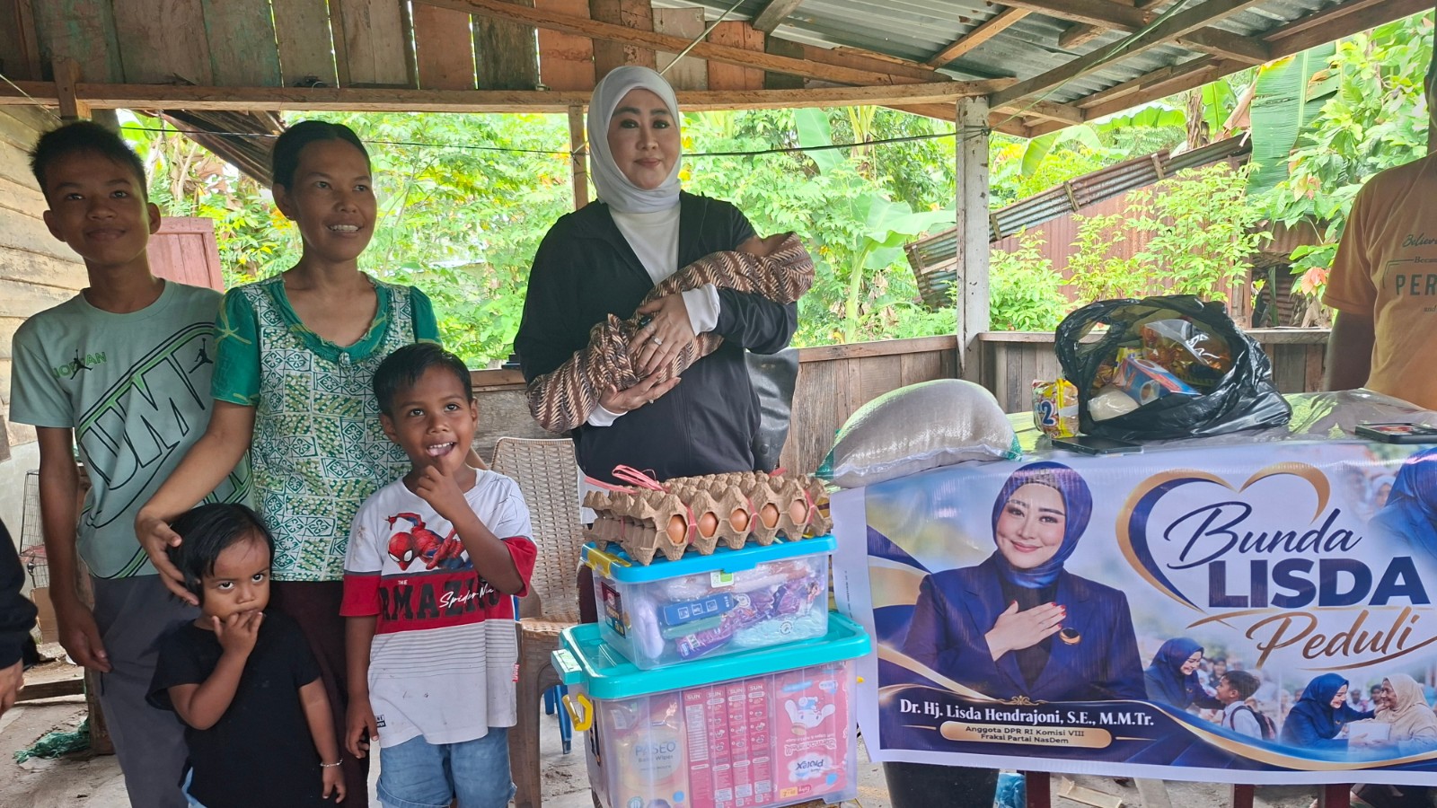 Sentuh Keluarga Prasejahtera di Painan, Lisda Hendrajoni Salurkan Sembako dan Kebutuhan Balita
