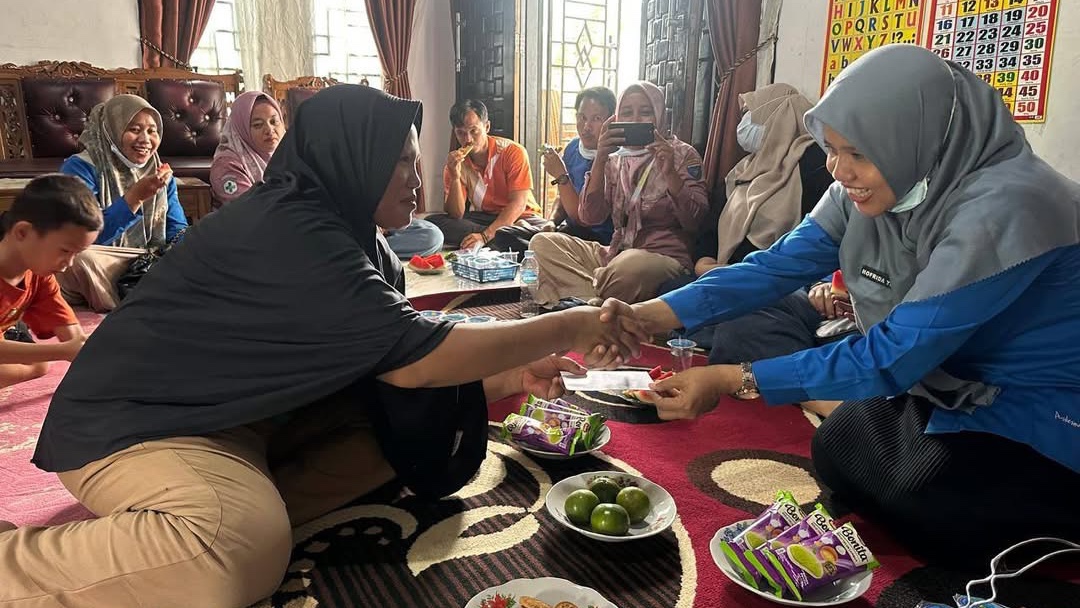 Pererat Tali Silaturahmi, Keluarga Besar UPT Puskesmas Tanjung Beringin Besuk Keluarga Staf yang Sakit
