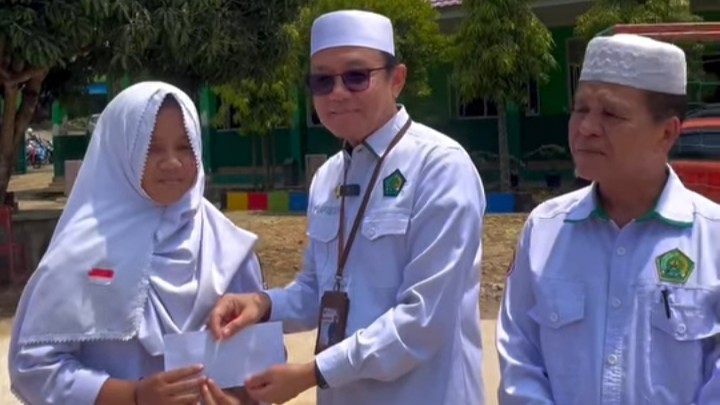 Kemenag Pessel Salurkan Beasiswa bagi 32 Siswa MTsN 11 Pesisir Selatan