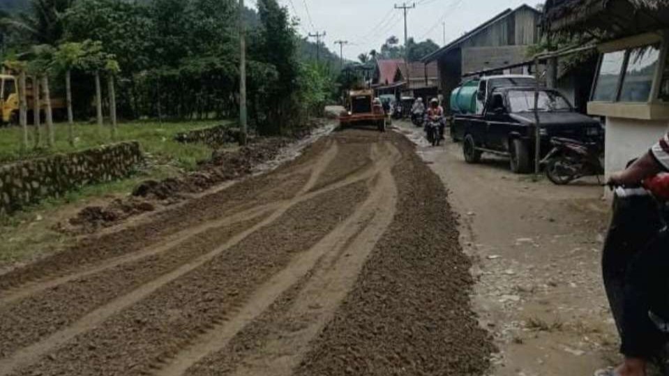 Dinas PUTR Pessel Benahi Jalan Simpang Bungo Pasang Salido, Akses Tiga Nagari Diperkuat