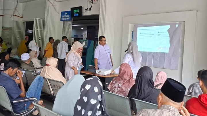 Mahasiswa Profesi Apoteker Edukasi Pasien RSUD Muhammad Zein Painan tentang Penggunaan Insulin Pen