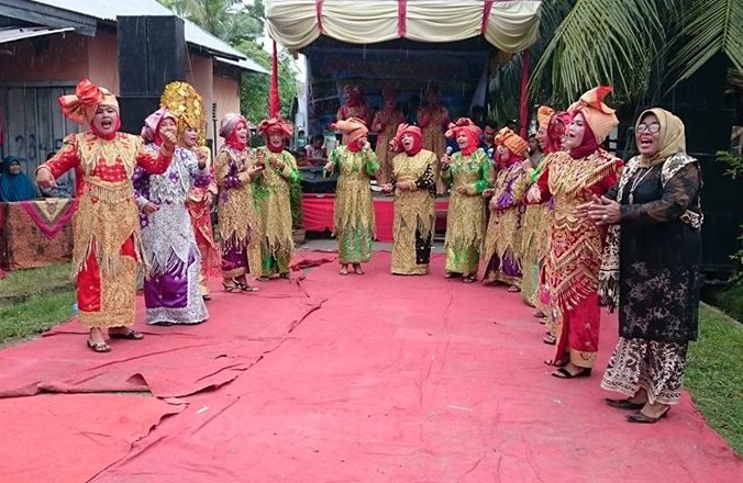 Festival Budaya Nagari Gurun Panjang barat  kecamatan Bayang  bekerjasama dengan Universitas Negeri Padang  sempat memukau  penonton