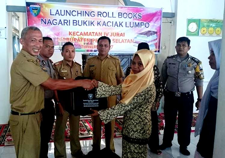 Bupati Pessel Hendrajoni diwakili Kadis Kearsipan dan Perpustakaan Pessel lonching Rooll books di nagari Bukik Kaciak Lumpo Pessel