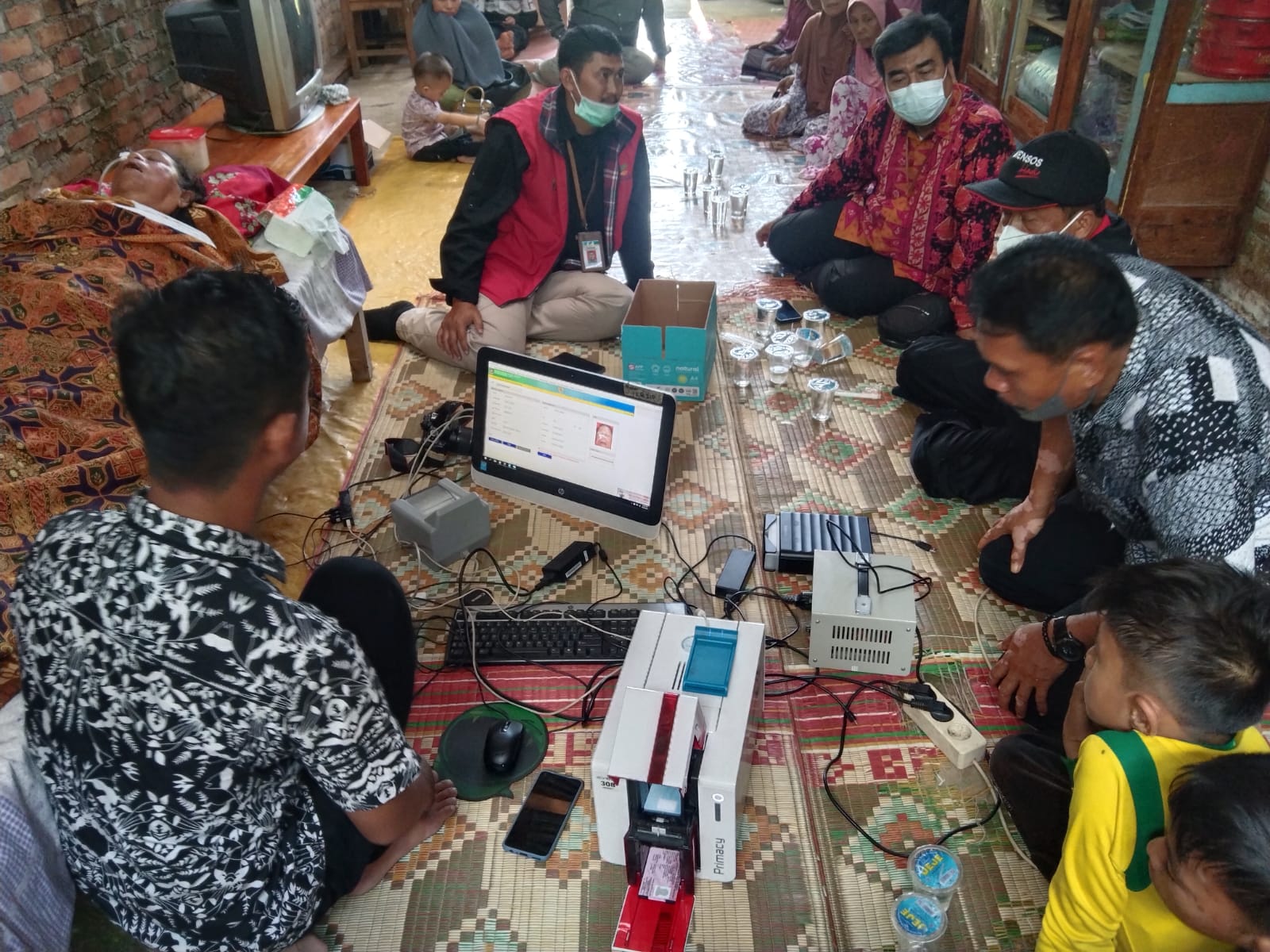 Petugas UKL Dukcapil Kecamatan Batang Kapas Lakukan Perekaman Data Kepada Lansia Terlantar Umur 68 Tahun