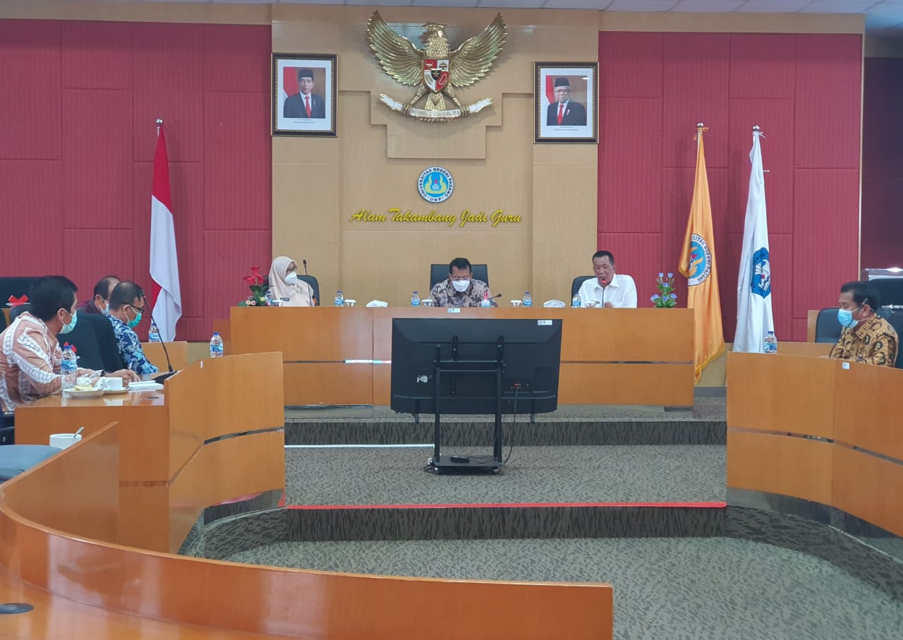 Tingkatkan Kerjasama Pengembangan Kampus, Bupati Rusma Yul Anwar Gelar Pertetemuan Dengan Rektor UNP Prof Ganefri