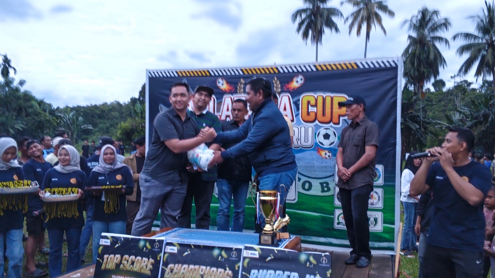 Ketua KONI Pessel M. Adli Serahkan Bantuan Bola di Final Galatama Lengayang