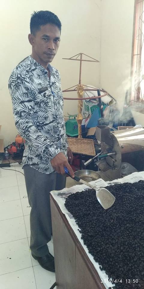 Masyarakat Nagari Koto Rawang mengandalkan pendapatan ekonomi dari hasil produksi buah kopi