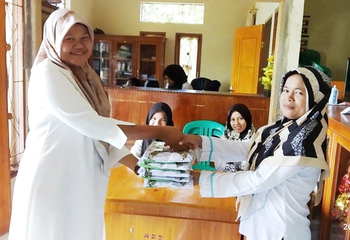 Murid MDA, TPA dan PAUD Nagari Koto Rawang terima bantuan pakaian siap pakai dari pemerintahan nagari