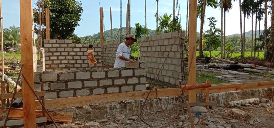 Dua Unit rumah masyarakat miskin mendapatkan bantuan bedah rumah  di Nagari Ampang Tareh