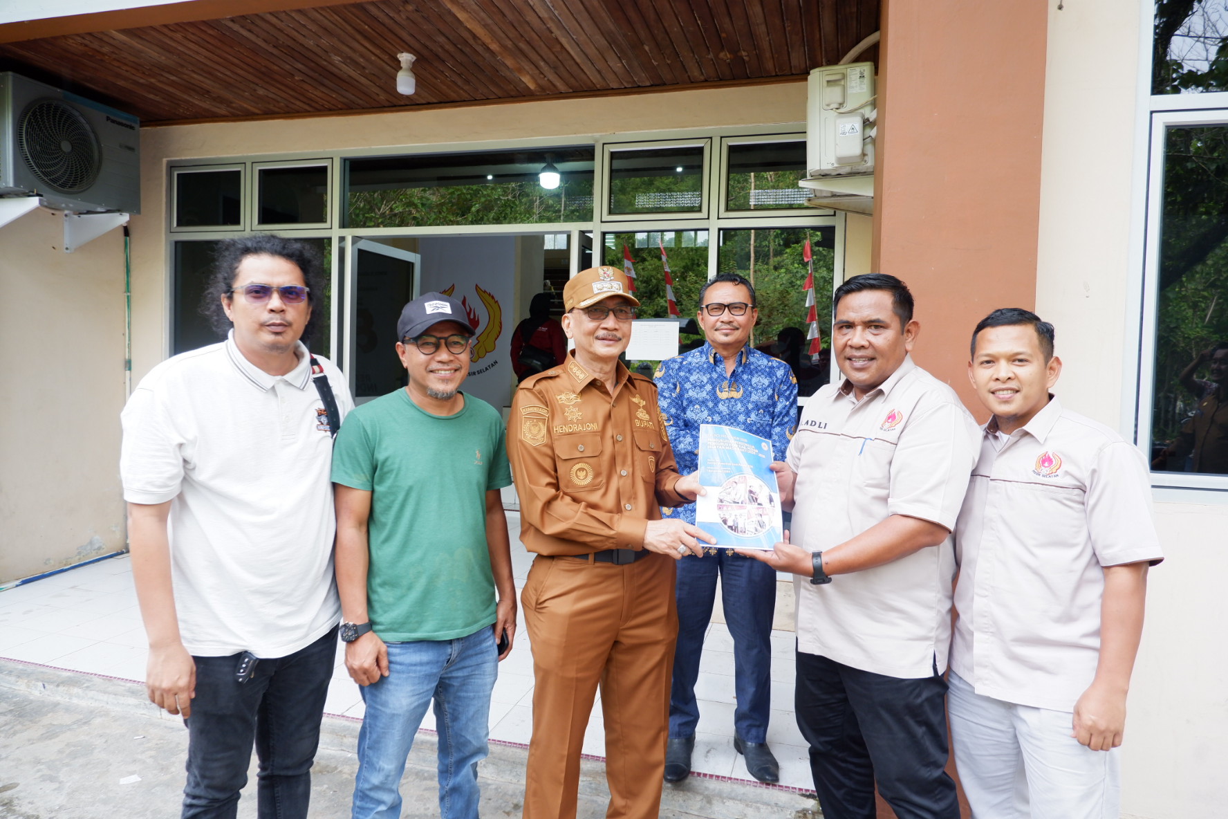 Sinergi Kuat Olahraga Pessel: Bupati Hendrajoni Tuntut KONI Pessel 2025–2029 Bekerja Profesional dan Raih Prestasi Gemilang