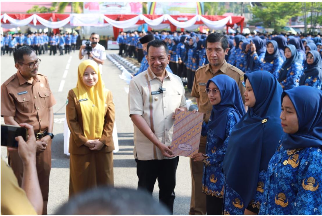 Bupati Rusma Yul Anwar Serahkan Ribuan SK-P3K di Kabupaten Pesisir Selatan