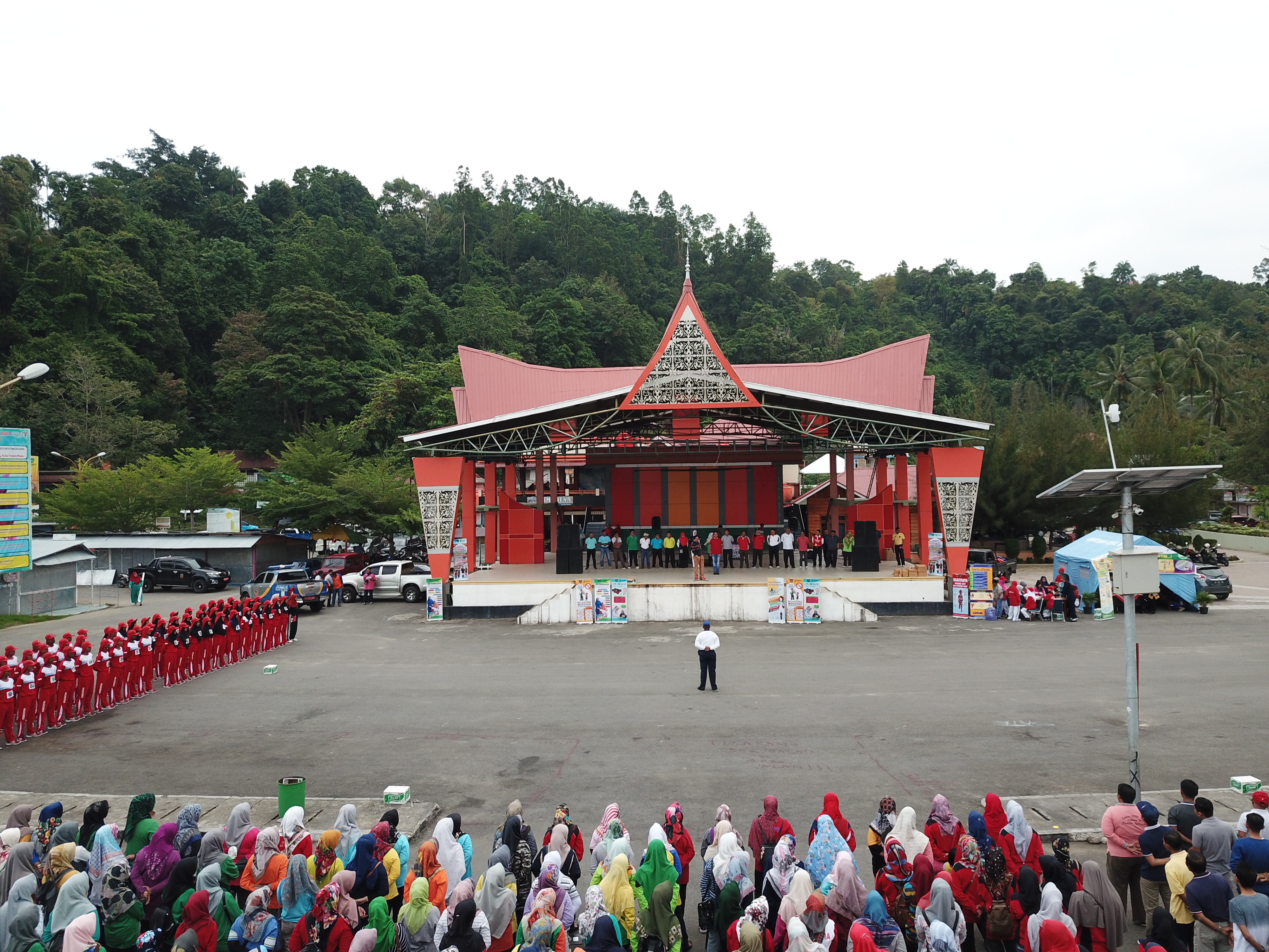 Rangkaian Perayaan HUT RI ke 74, Ratusan ASN dan Masyarakat Ramaikan Car Free Day di Pantai Carocok Painan