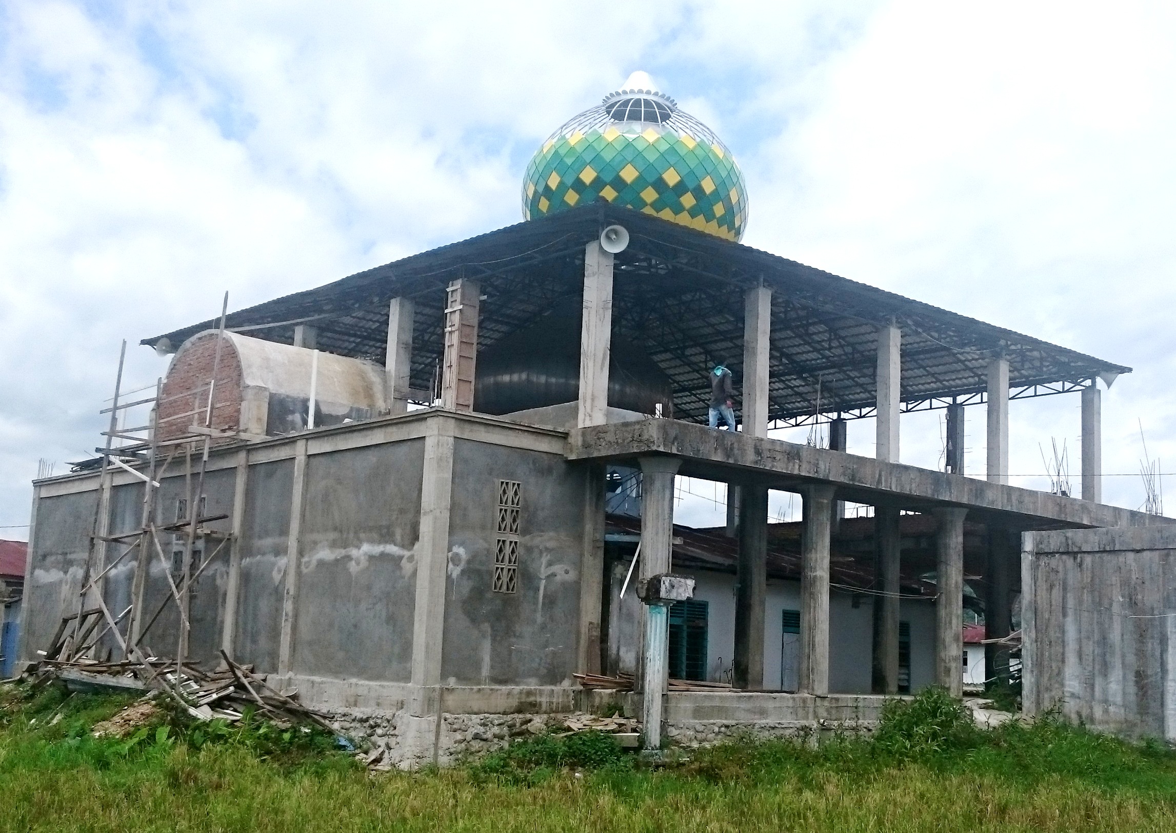 Masyarakat memacu pembangunan masjid Baitul Khalis menghadapi suasana bulan puasa di kampung Gurun Laweh kecamatan  Bayang Pessel