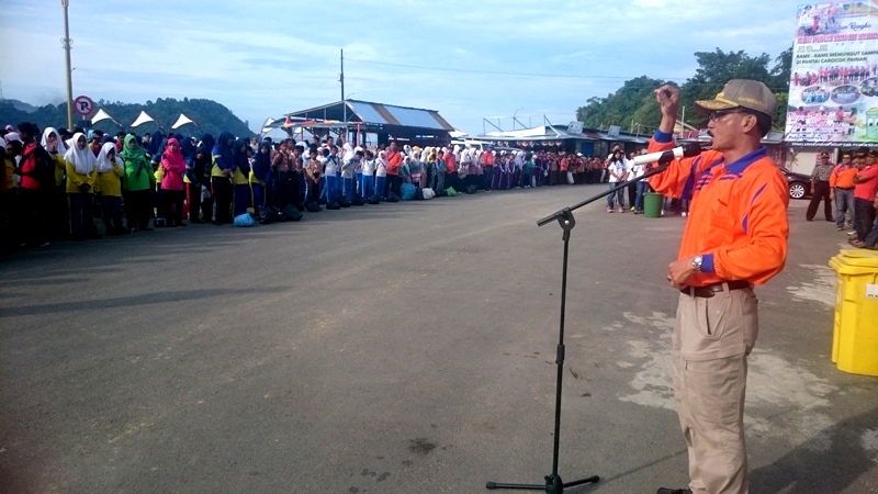 Bupati Hendrajoni mengajak semua element masyarakat di Pessel untuk meraih kembali Piala Adipura 
