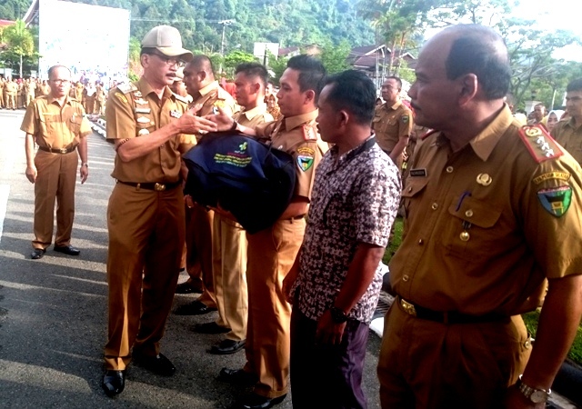 Bupati Hendrajoni menyerahkan batuan Alat Perlindungan Diri (APD) kepada kelompok tanggap darurat bencana alam di Pessel