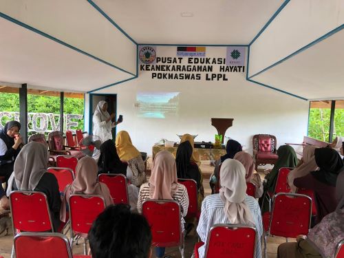 Kaum Perempuan Nagari Amping Parak Ikuti Sosialisasi Perlindungan Mangrove