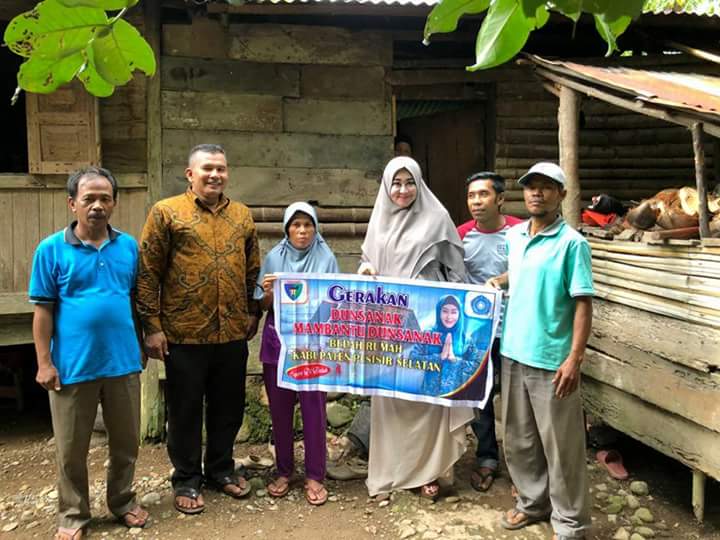 Lisda Hendrajoni, serahkan bantuan RTLH melalui Program DMD