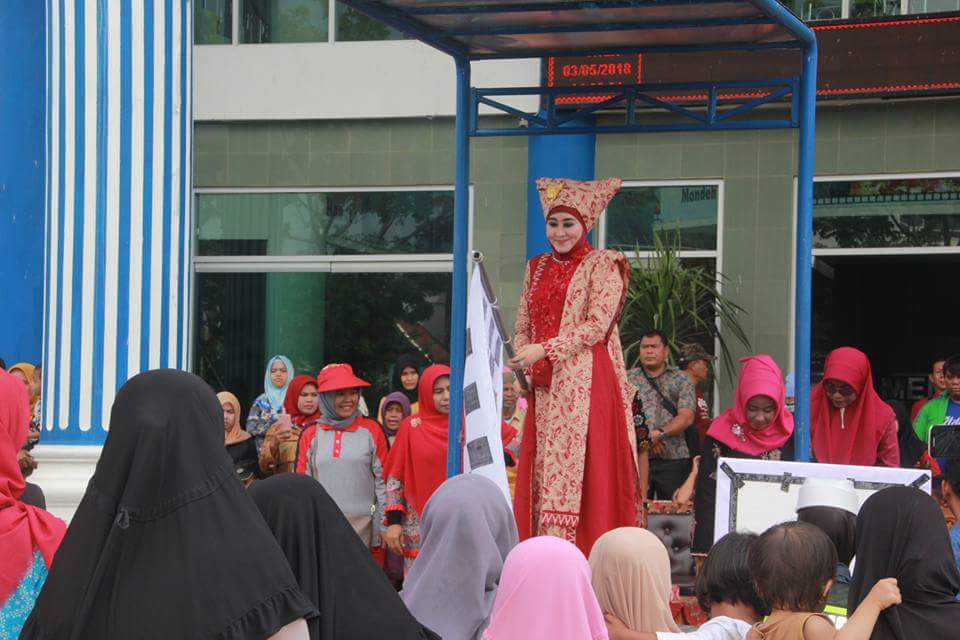 Meriahkan Hardiknas, Ketua TP-PKK Pessel Lepas 17 Peserta Pawai Allegoris TK/PAUD se Kecamatan IV Jurai  