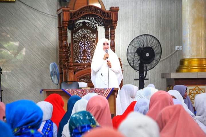 Ketua BKMT Pesisir Selatan Lisda Hendrajoni : Tabligh Akbar Tingkatkan Ilmu Agama Kita