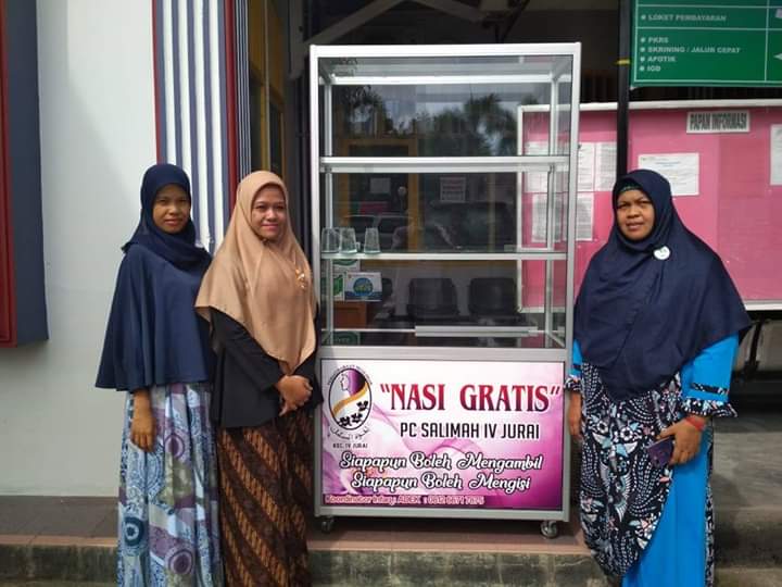 Salimah Pessel Sediakan Makanan Dan Minuman Gratis Bagi Pasien/Keluarga Pasien Di RSUD M.Zein Painan