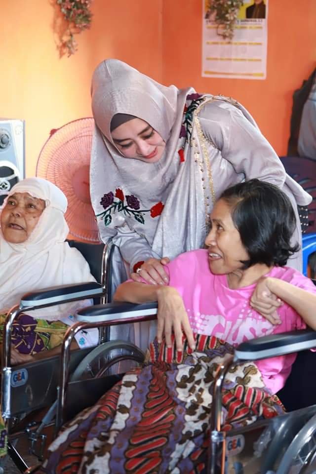 Bantuan Kursi Roda Diserahkan Ketua TP PKK Pada Penderita Stroke Di Ranah Pesisir