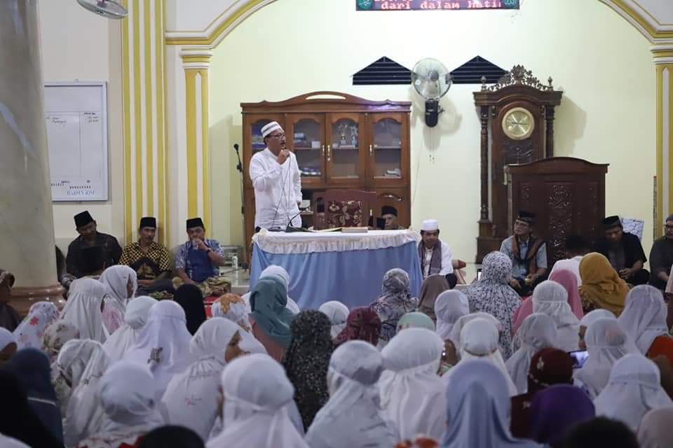 Safari Ramadan ke Masjid Baiturrahman, Bupati Hendrajoni Minta Disnakertrans Beri Masyarakat Pelatihan Mengolah Gambir 