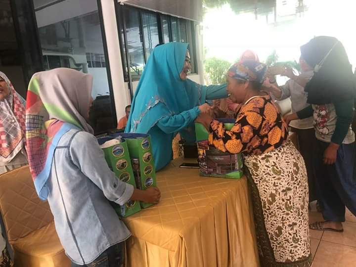 LKKS Sumbar dan LKKS Pessel Bagikan Sembako Gratis