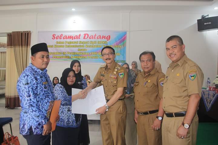 Bupati Serahkan SK CPNS Kepada 13 Orang PTT Kementerian Kesehatan RI