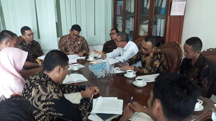 Asisten III Rapat Bahas Anggaran Pilbup 2020 Dengan KPU Dan Bawaslu