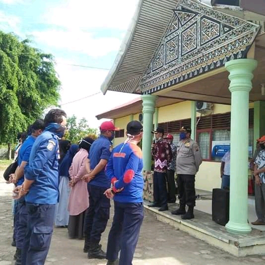 Mahasiswa, Pemuda dan LAN di Kecamatan Linggo Sari Baganti Lakukan Penyemprotan Disinfektan
