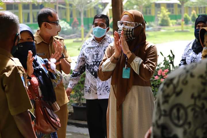 Disdikbud Pesisir Selatan Salurkan Sembako Untuk Guru Honorer
